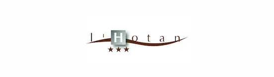 Logo de l'Hôtel l'Hotan : un « H » stylisé dans un carré gris. Police élégante surmontant une ligne ondulée brune et trois étoiles, symbolisant le raffinement.