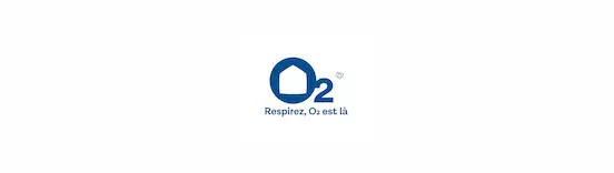Logo bleu avec une maison à l'intérieur du « O » et un petit cœur au-dessus. En dessous, on peut lire « Respirez, O₂ est là », véhiculant un ton calme et rassurant.